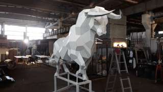 Металлические скульптуры, лавочки, ограды, также деревянные столы и стулья