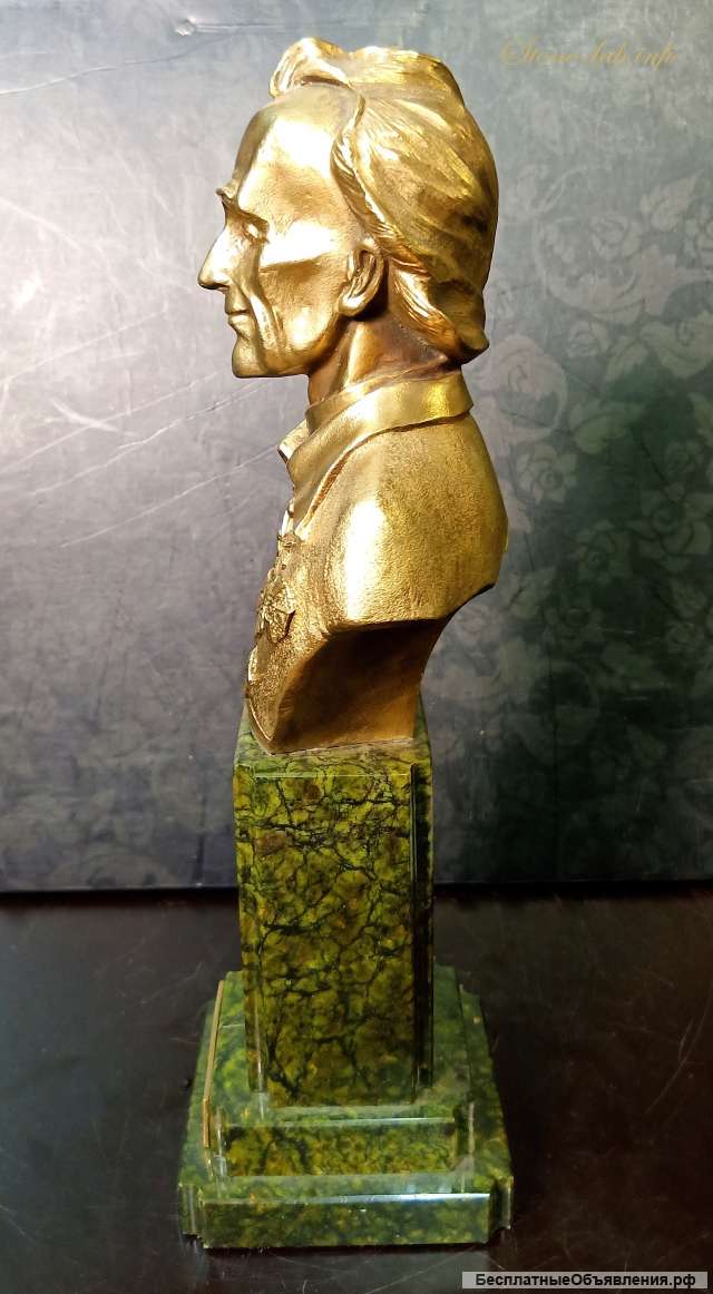 Бюст Суворов на камне