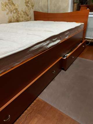 Кровать полуторная с матрасом