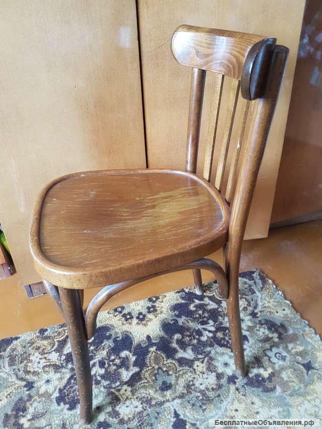 Деревянные стулья