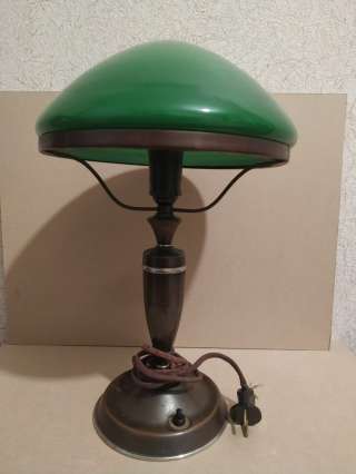 Настольная зелёная лампа времён СССР