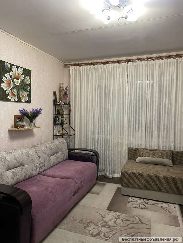 Светлую комнату в трехкомнатной квартире