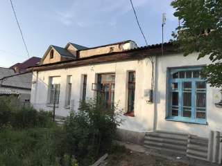 Дом / Квартира барачного типа с участком (прим. 2-3 сотки) в Бишкеке в Рабочем городке.