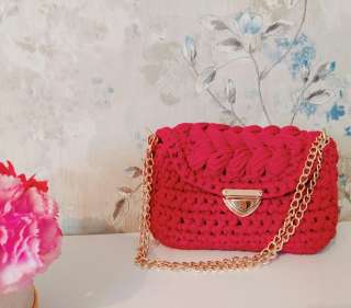 Яркая вязаная сумочка ручной работы