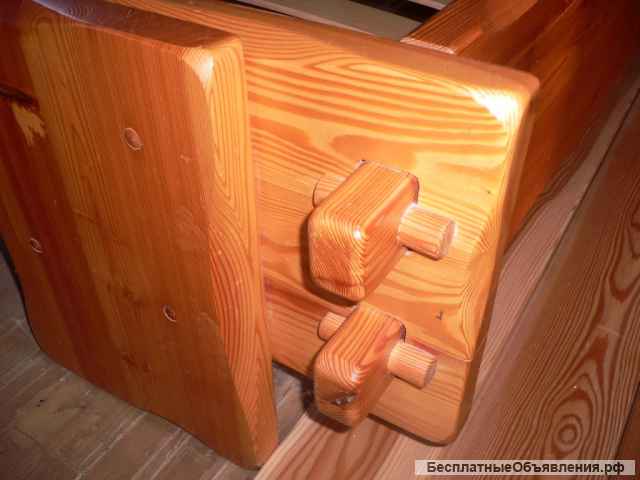 Кровать из массива лиственницы