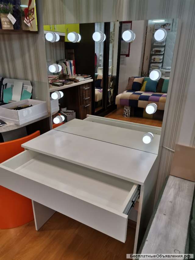 Стол визажиста/ косметолога