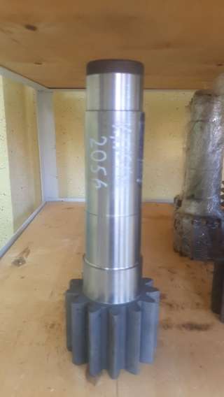 Вал-шестерня редуктора поворота Tadano Z300-Z500 под резьбу