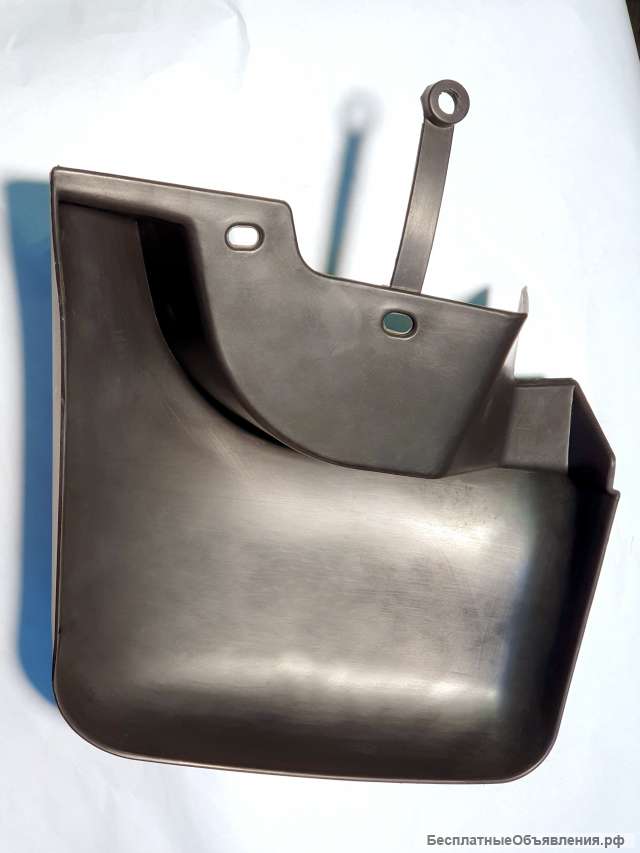 Брызговик передний правый Mitsubishi Pajero Sport