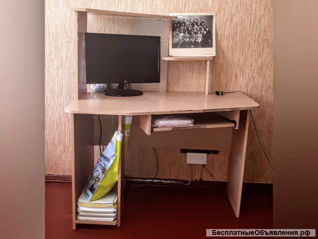 Компьютерный стол с выдвижной полкой для клавиатуры