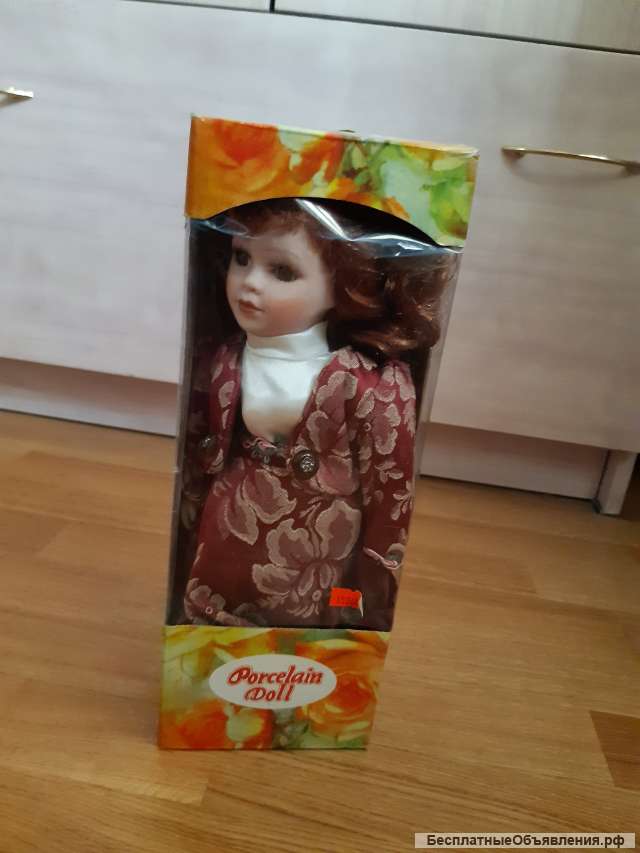Кукла фарфоровая