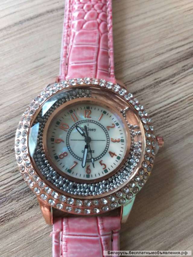 Часы кварцевые, новые, розовые с плавающими кристаллами