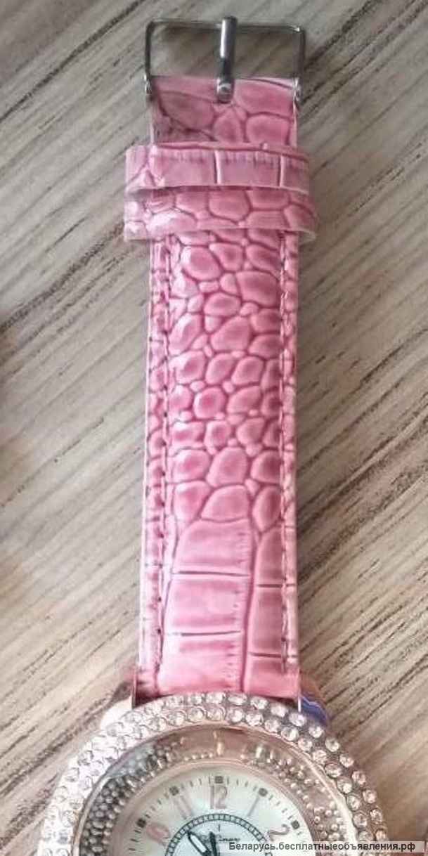 Часы кварцевые, новые, розовые с плавающими кристаллами
