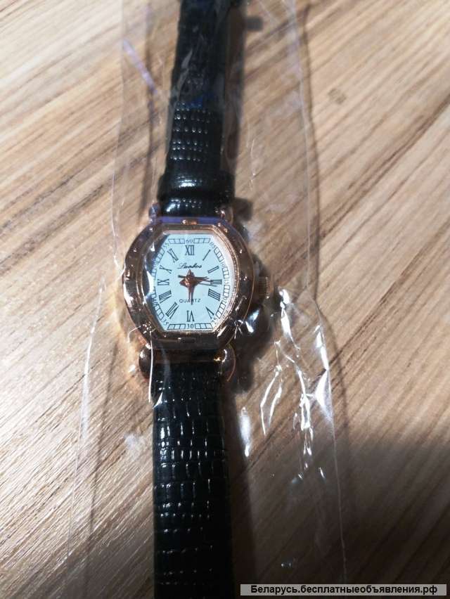 Часы кварцевые, новые, золотистые с черным ремешком