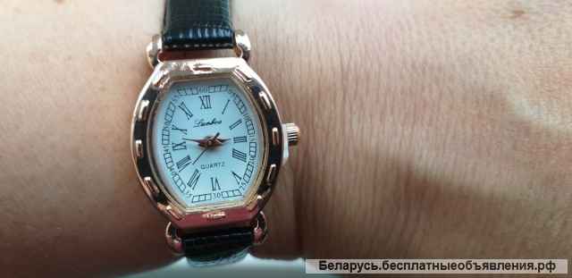 Часы кварцевые, новые, золотистые с черным ремешком