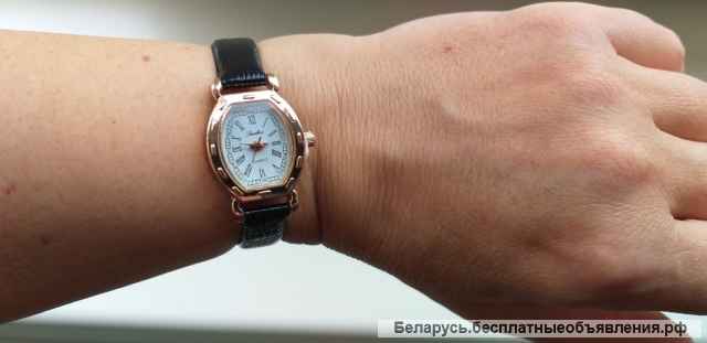 Часы кварцевые, новые, золотистые с черным ремешком
