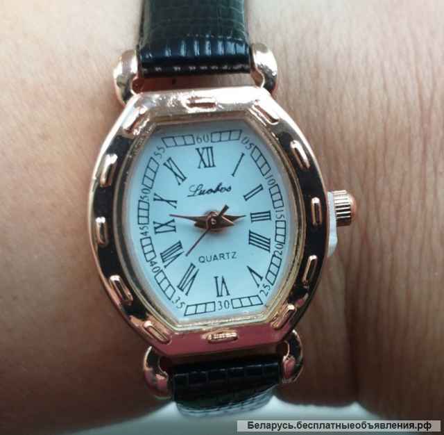 Часы кварцевые, новые, золотистые с черным ремешком