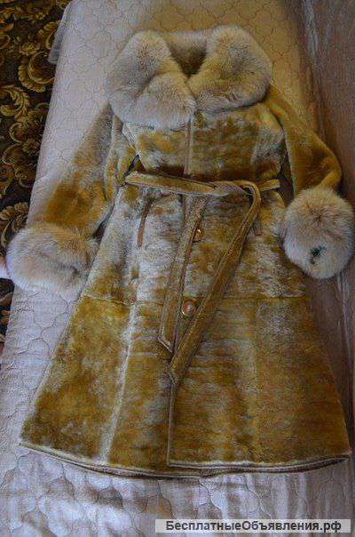 Натуральная мутоновая шубка.На воротнике и рукавах мех песца.