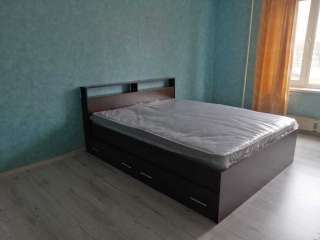 Кровать с матрасом и ящиками