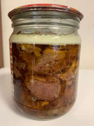 ООО"Сантарин", реализует рыбные и мясные консервы, а также свежемороженную рыбу.Икру черную.