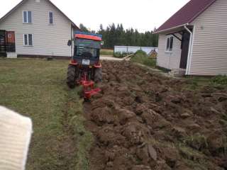 Вспашка земельного участка трактором в СПб