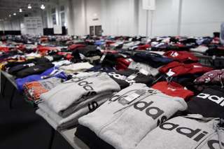 Сотрудники склада вахтой