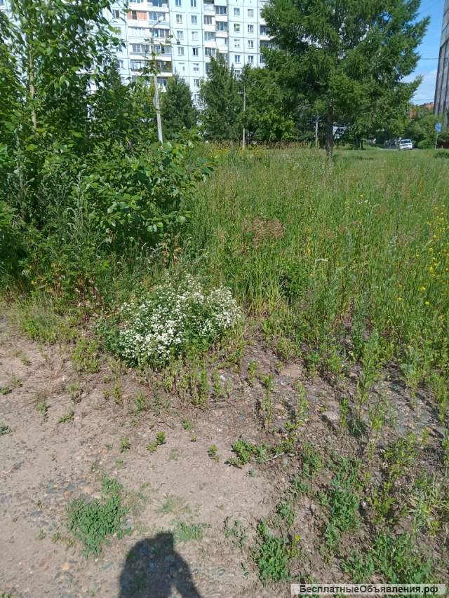 В мкр Солнечный г. Красноярска (около роддома) - Продается право аренды земельный участок площадью