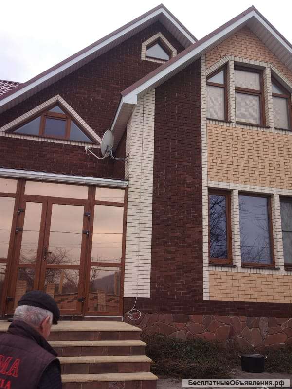 818 2-ух этажный кирпичный дом из 5 комнат в г. Новошахтинске