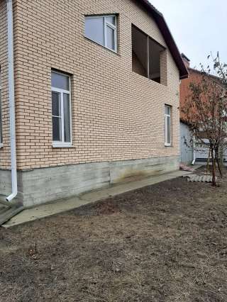 8027 новый кирпичный двухэтажный дом в г. Новошахтинске