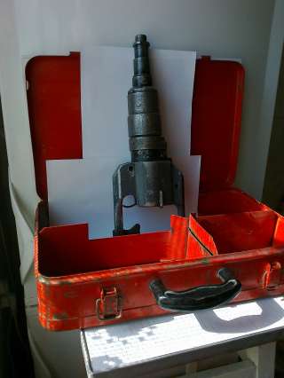 Дюбельный пистолет ПЦ52-1 в металлическом ящике для переноски