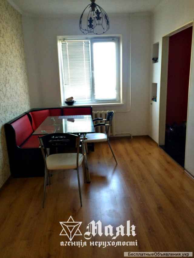 3.8.9 с ремонтом в Центре с видом на Рось.