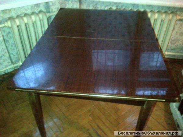 Полированный обеденный стол