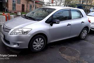 Водитель на личном автоToyota Auris, хэтчбек