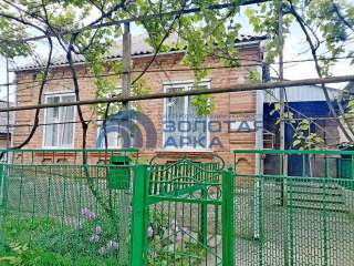 4 комнатный дом. Общая площадь 67 кв.м площадь участка 8 сот. 1 этажный кирпичный дом