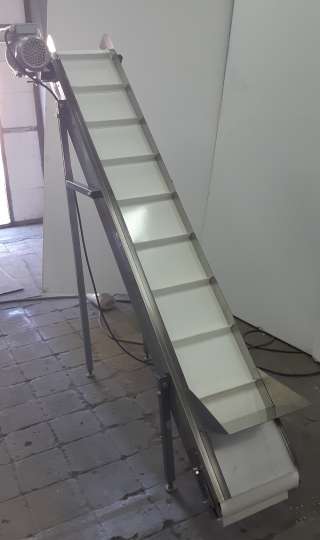 Наклонный пищевой конвейер для сыпучих продуктов