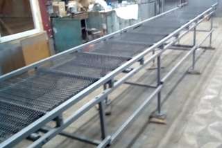Сетчатый конвейер для автомобильных деталей