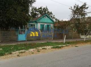 2 комнатный дом 33 кв.м. на участке 14 сот. в самом центре г. Крымска Краснодарского края.