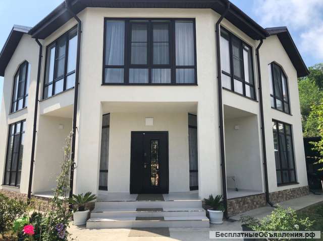 Трехэтажный коттедж в центре Адлера