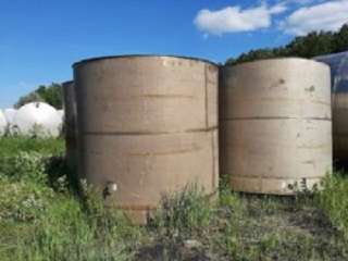 Емкости нержавеющие, объем -10 куб.м., вертикальные, коническое дно.