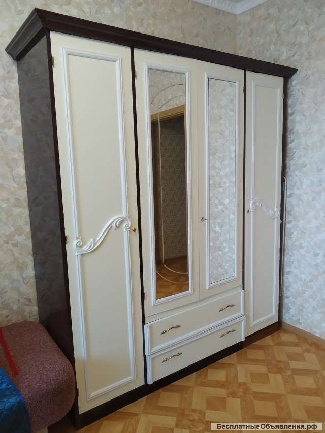 Отличный, четырёхстворчатый, белый, глянцевый шкаф