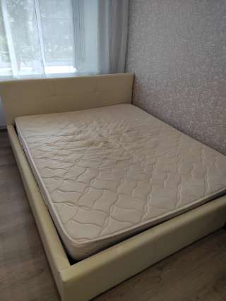 Кровать двуспальную с матрасом
