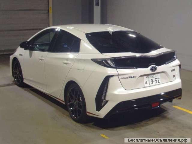 Лифтбек гибрид Toyota Prius PHV кузов ZVW52 модификация S GR Sports гв 2017
