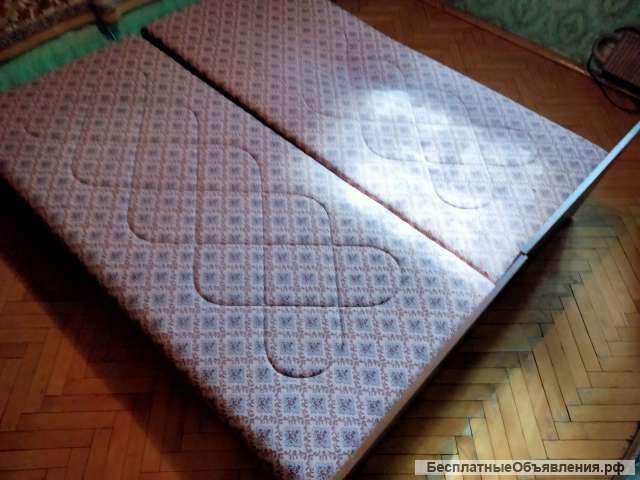 Две кровати