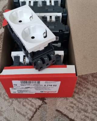 Mosaic Розетка двойная с заземлением со шторками белая