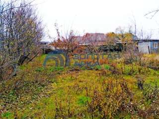 Земельный участок. С капитальным гаражом. Площадь участка 6 сот. Участок разработан