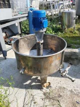 Емкость нержавеющая, объем 0,15 куб.м., встроенный циркуляционный насос