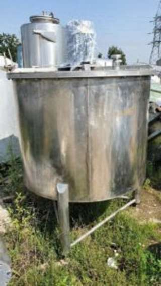 Емкости нержавеющие, объем 1 куб.м., вертикальные, мешалка (скоростная)
