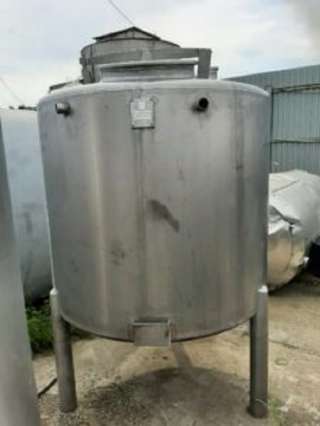 Емкость нержавеющая, объем 1 куб.м., вертикального исполнения.