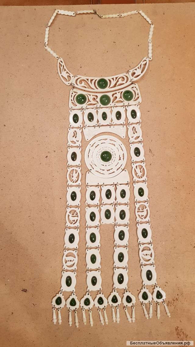 Изделие из бивня мамонта с камнем Нефрит