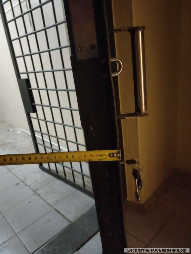 Дверь металлическая с решеткой