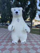 Начните продвижение с надувным костюмом белого медведя